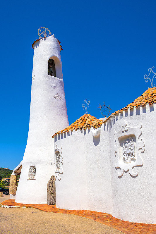 Chiesa Stella Maris教堂俯瞰港口和波尔图Cervo度假胜地，意大利撒丁岛